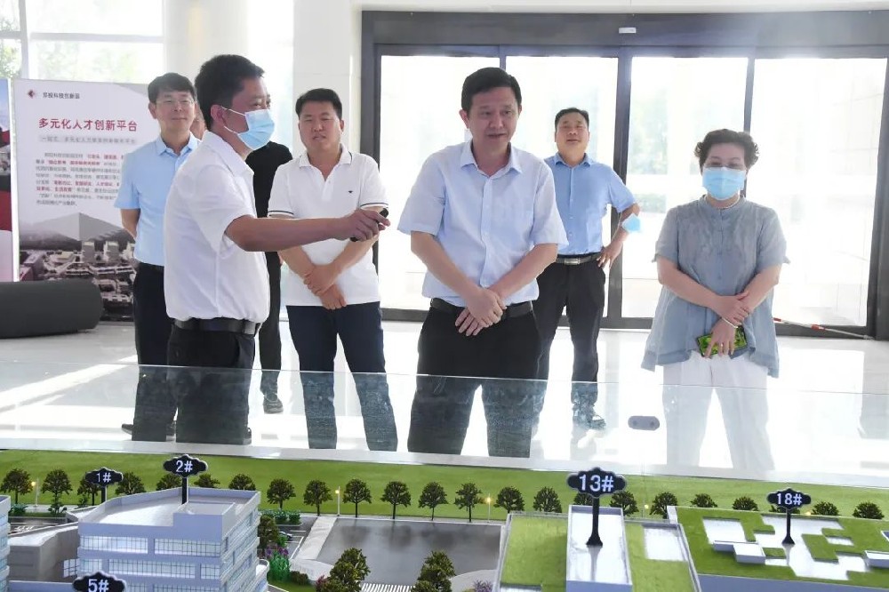 鄭州市二七區(qū)委副書記、區(qū)長虎榮鑫一行蒞臨鄭投科技創(chuàng)新園調研指導工作