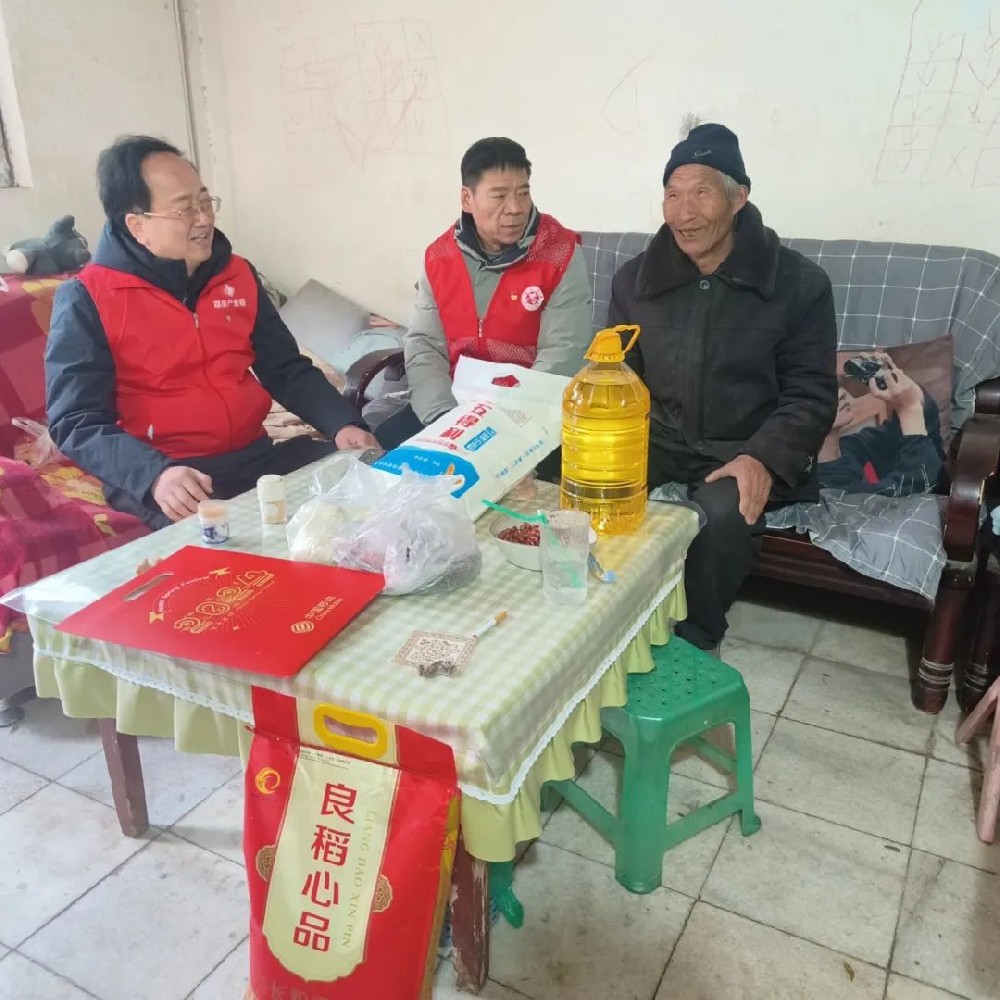 【精神文明建設(shè)】龍行龘龘迎新春，歲寒情深暖人心│鄭投產(chǎn)業(yè)園公司開展“我們的節(jié)日?春節(jié)”送溫暖活動(dòng)