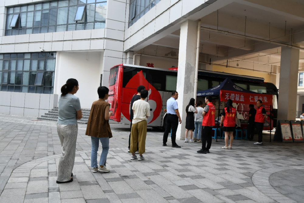 【黨建園地】無(wú)償獻(xiàn)血 仁愛光榮丨鄭投產(chǎn)業(yè)園黨支部組織開展無(wú)償獻(xiàn)血活動(dòng)